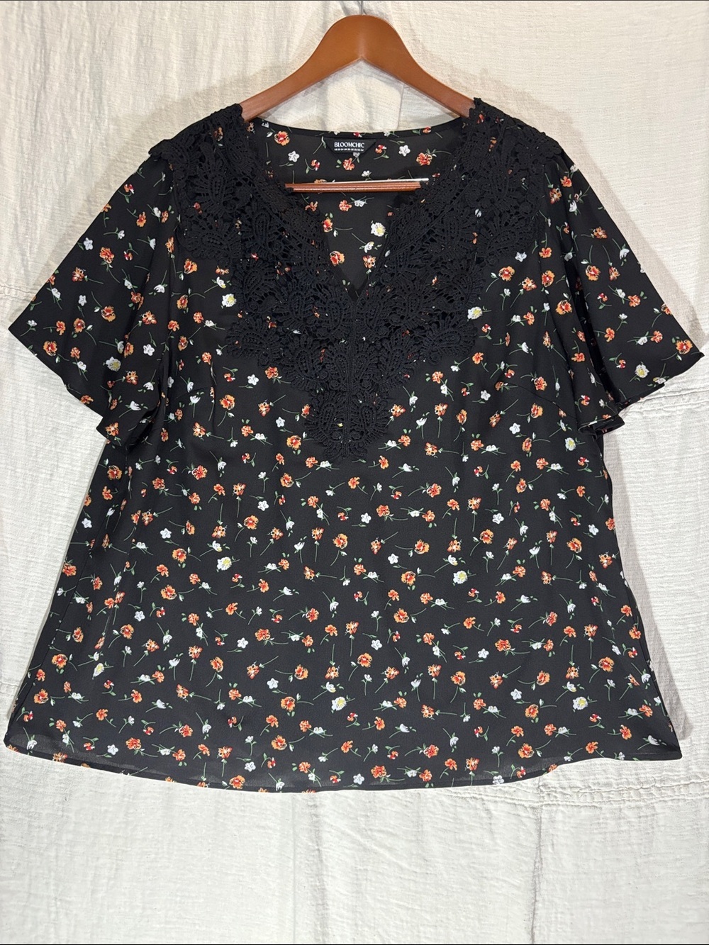 BloomChic Plus Size 3X 22/24 Floral V Neck Lace Crochet Trim Blouse EUC